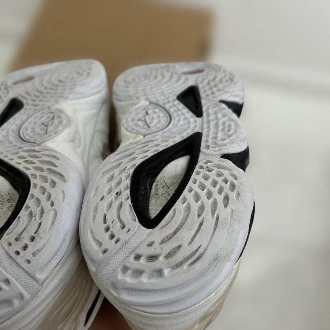 SALEミズノ　ウェーブモーメンタム3 24.0㎝