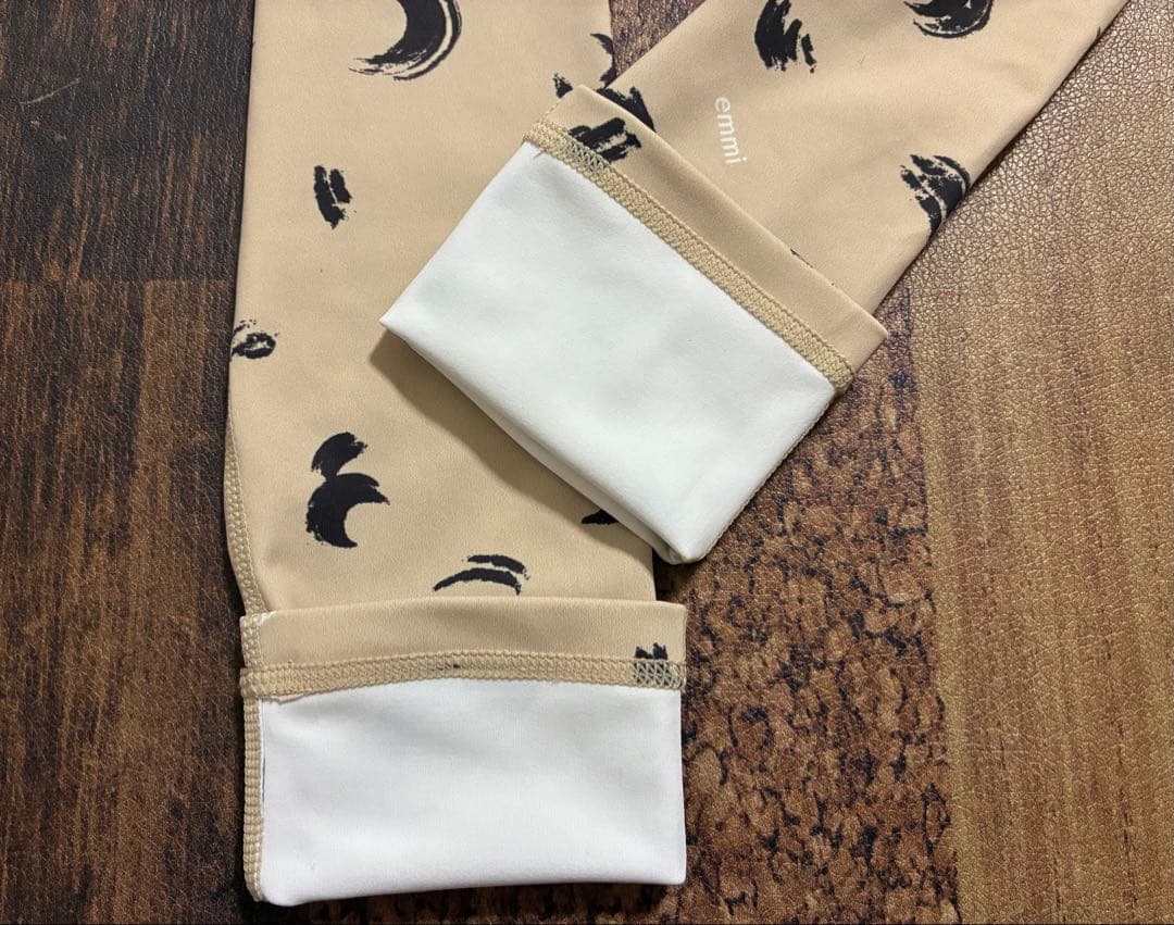 新品同　emmi yogaエミヨガ　レギンス　ベージュ×ムーン柄　ペイントタッチ