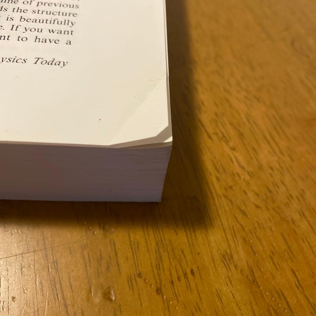 洋書 THE QUANTUM THEORY OF FIELDS Volume 1