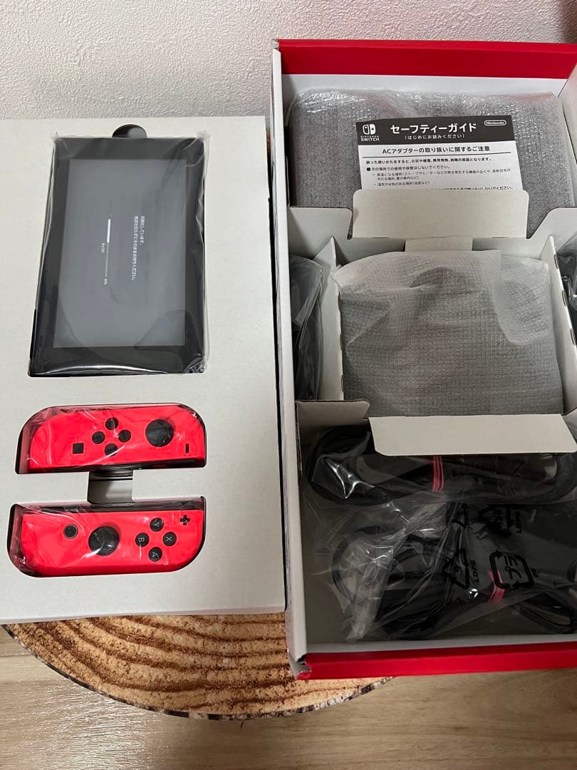 Nintendo Switch ニンテンドースイッチ本体　ネオンレッド