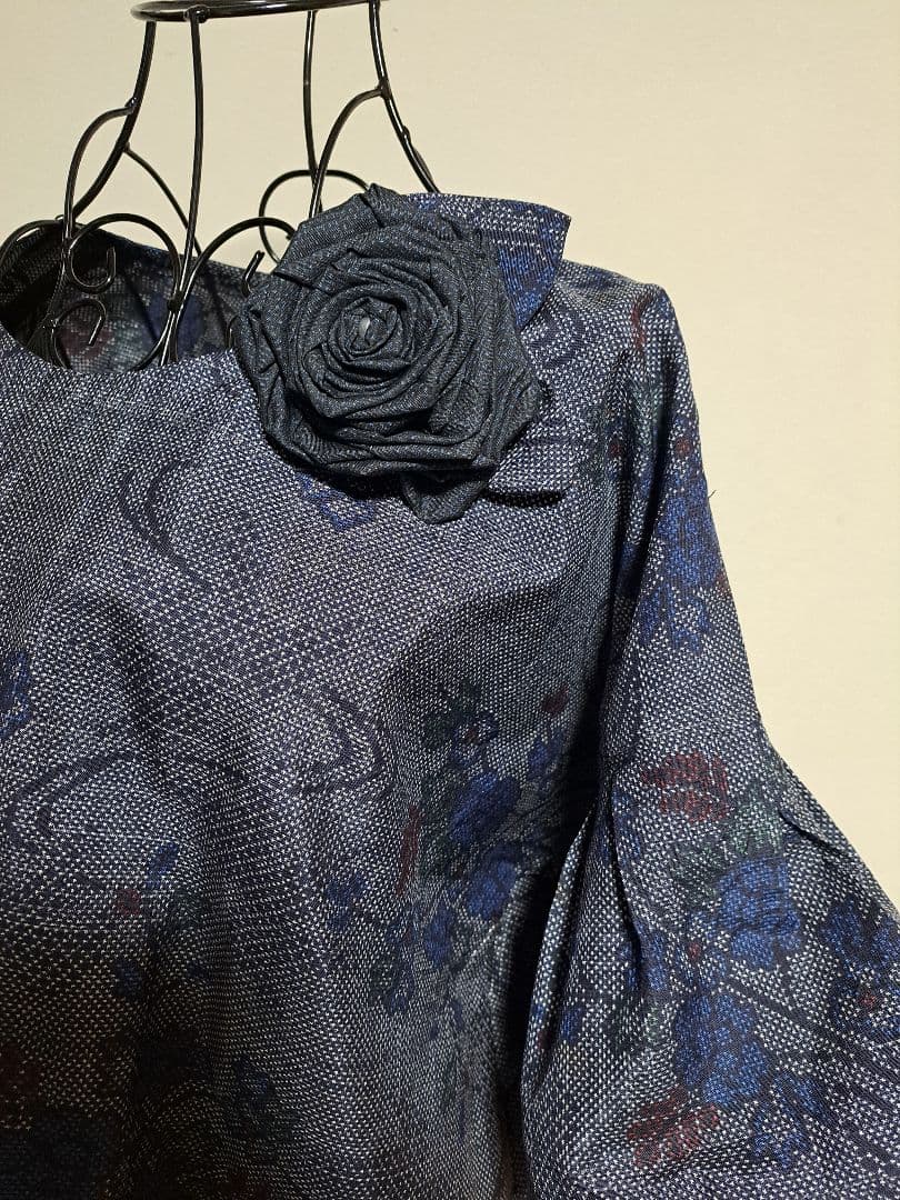 着物リメイク♥️本場大島紬♥️ デニムのようなぁ～お花柄の♥️ぺフラムブラウス