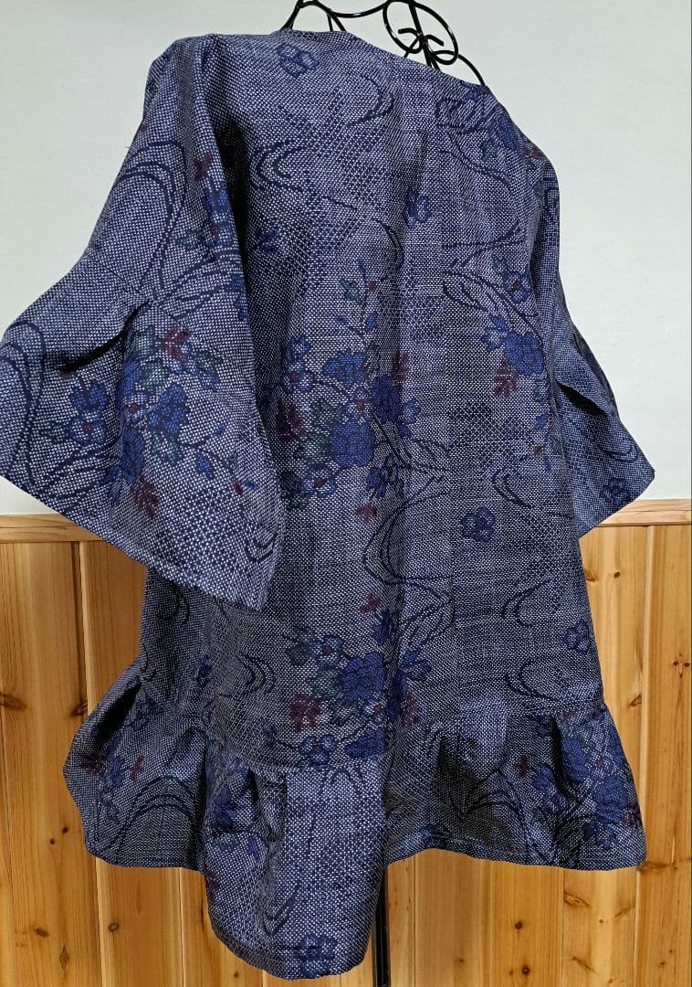 着物リメイク♥️本場大島紬♥️ デニムのようなぁ～お花柄の♥️ぺフラムブラウス