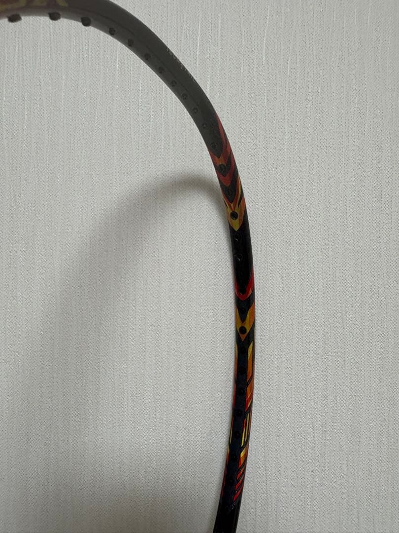 バドミントンラケット 黒/赤 軽量デザイン