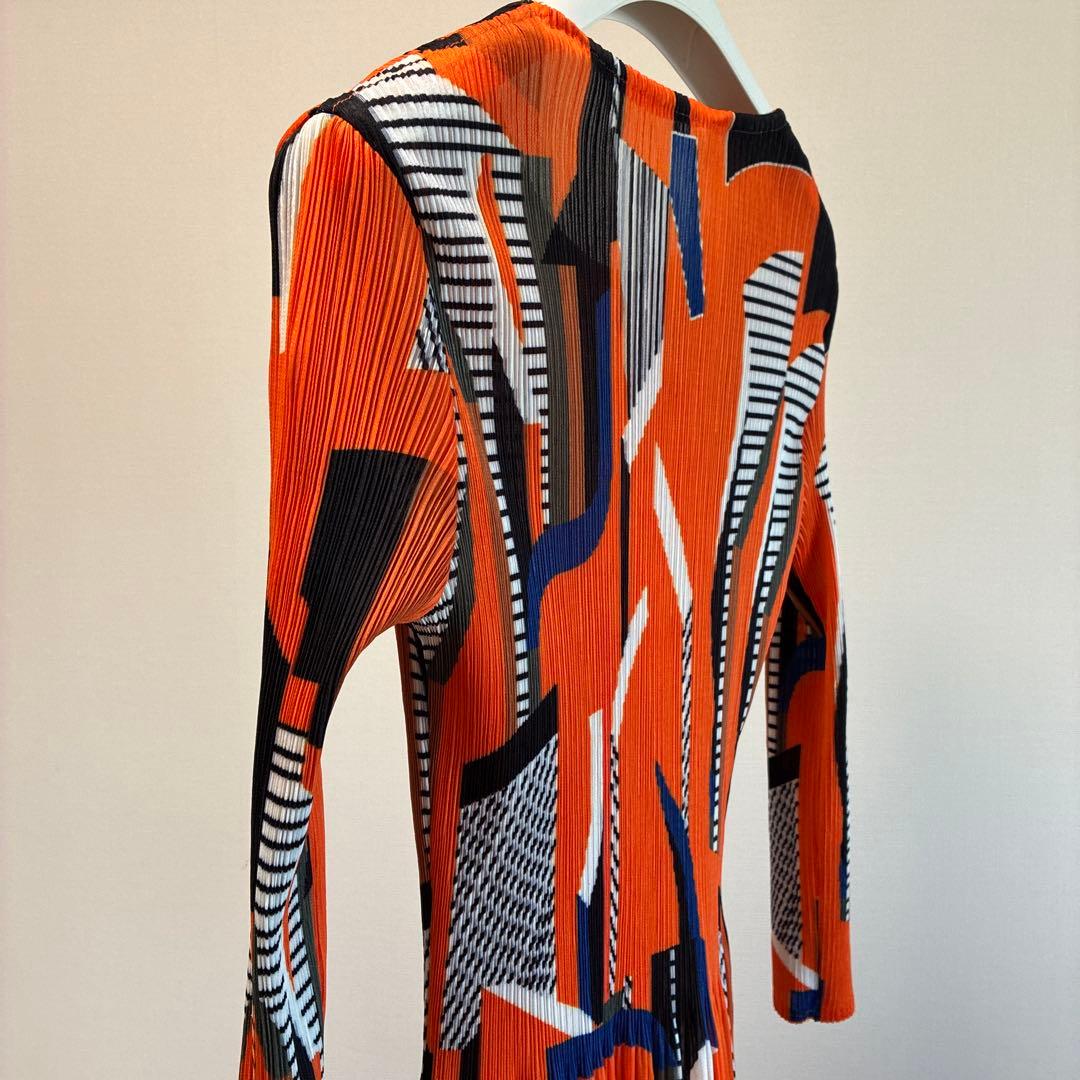 Deux−Placesフランス　プリーツ加工幾何学模様の長袖マキシ丈ワンピース