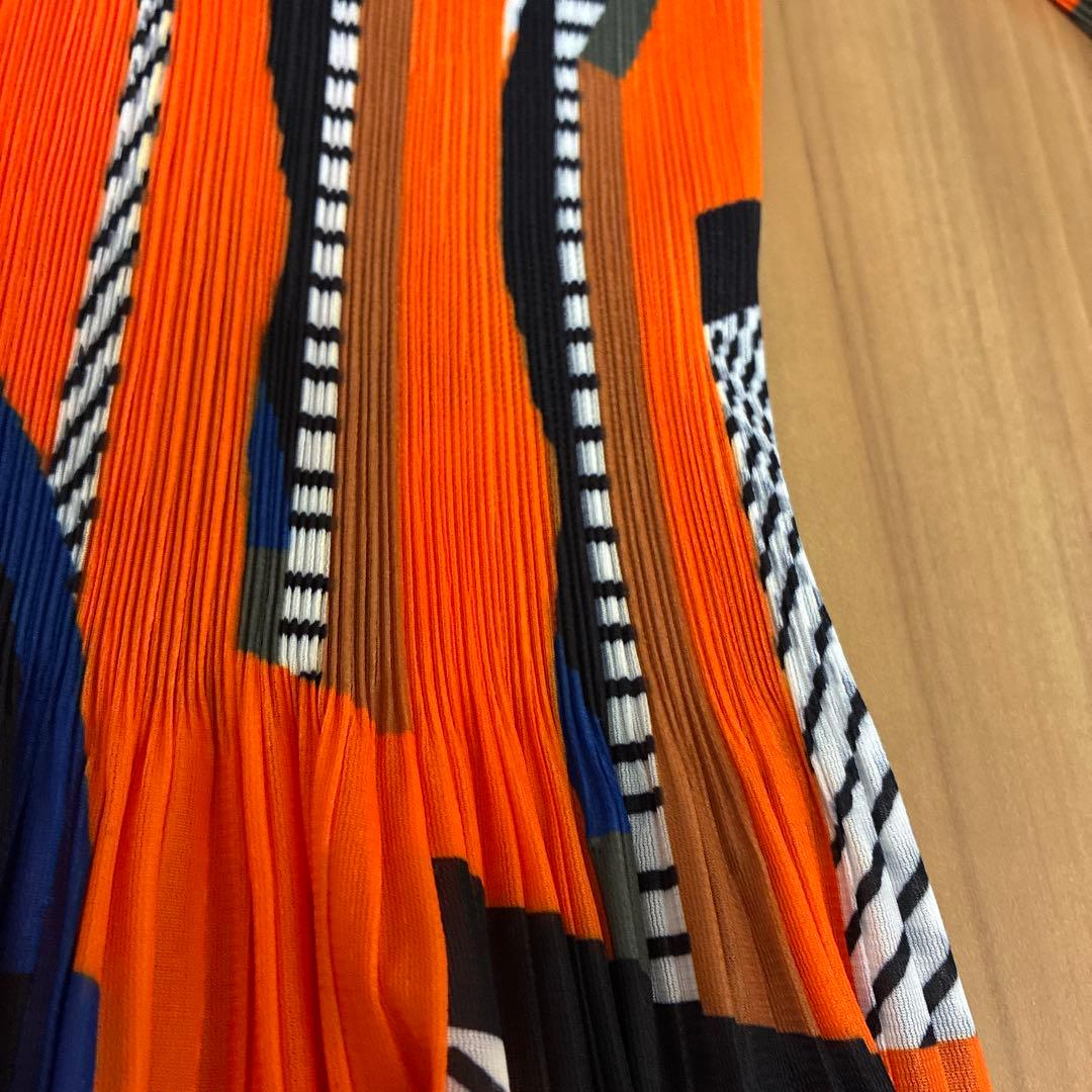 Deux−Placesフランス　プリーツ加工幾何学模様の長袖マキシ丈ワンピース