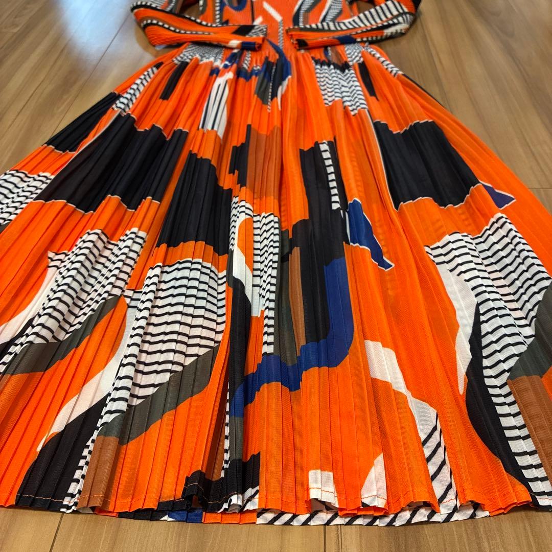 Deux−Placesフランス　プリーツ加工幾何学模様の長袖マキシ丈ワンピース