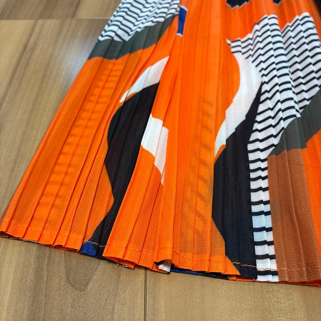 Deux−Placesフランス　プリーツ加工幾何学模様の長袖マキシ丈ワンピース