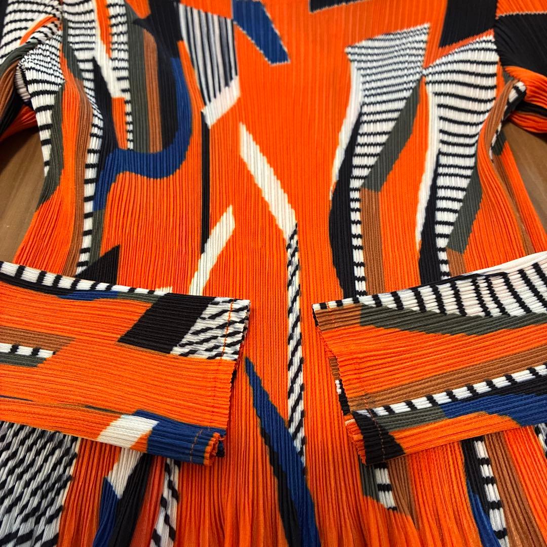 Deux−Placesフランス　プリーツ加工幾何学模様の長袖マキシ丈ワンピース