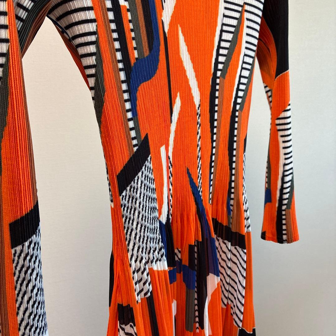 Deux−Placesフランス　プリーツ加工幾何学模様の長袖マキシ丈ワンピース