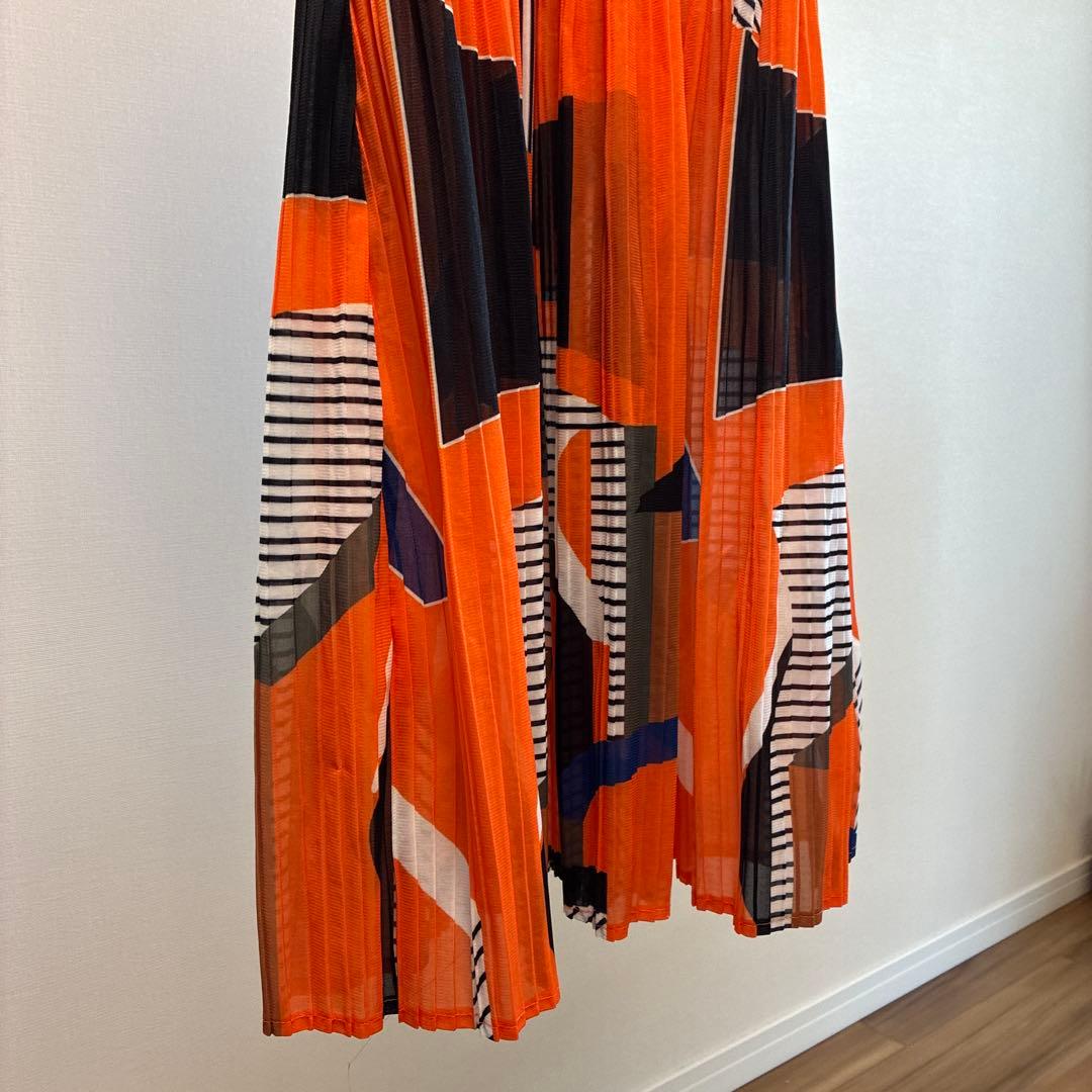 Deux−Placesフランス　プリーツ加工幾何学模様の長袖マキシ丈ワンピース