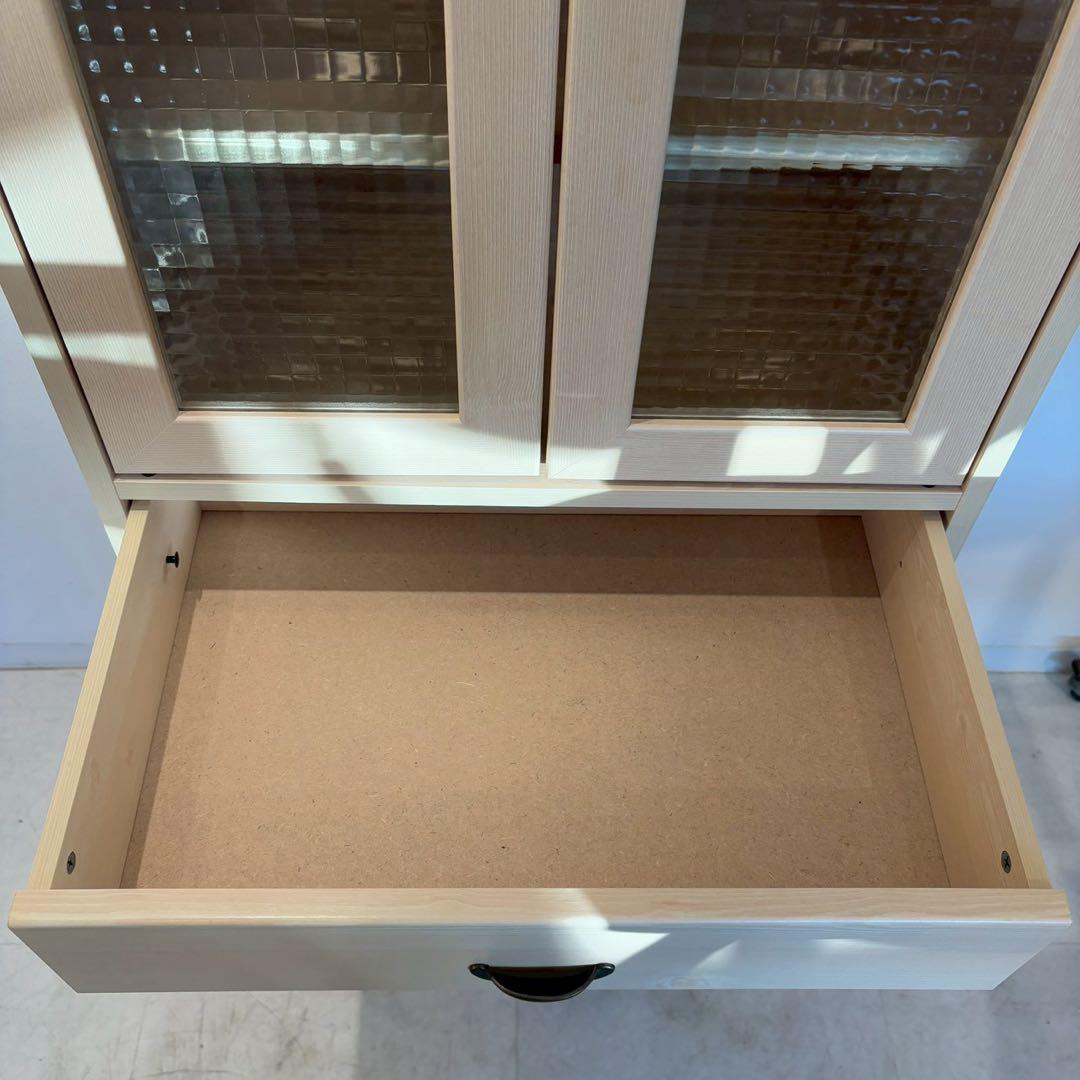 食器棚　白　上の扉磁石ないです。