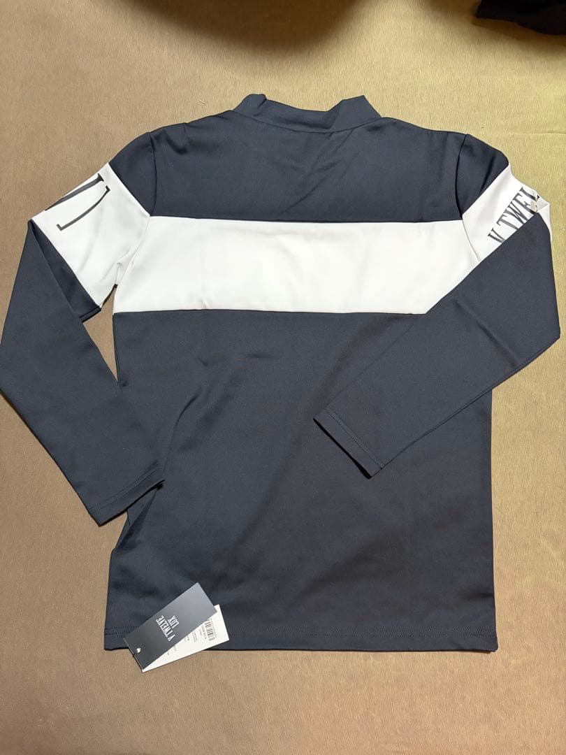 V12 長袖モックネック新品未使用品