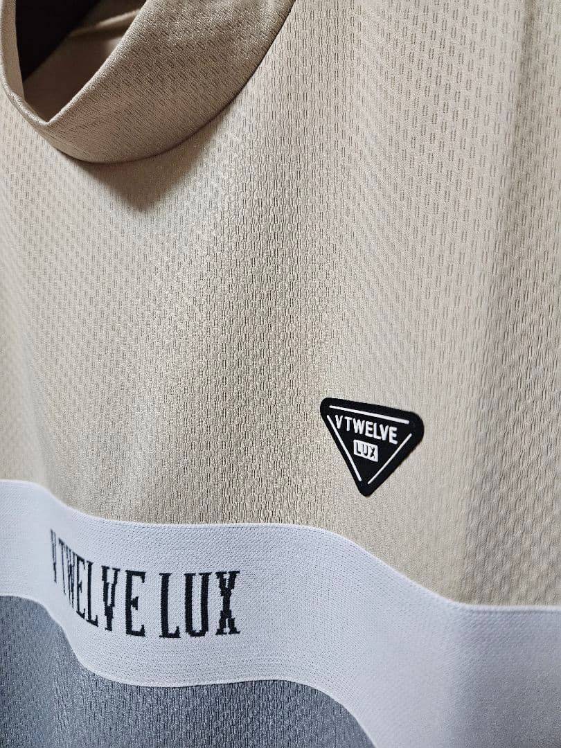 V TWELVE LUX モックネック