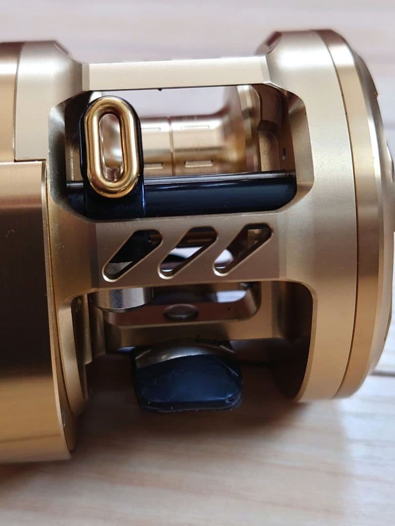 ダイワ　バサラ100　右巻き　ベイトリール