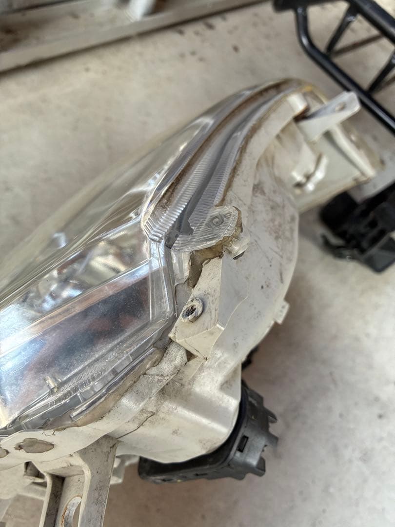 ハイエース 200系 純正 ヘッドライト 左右セット