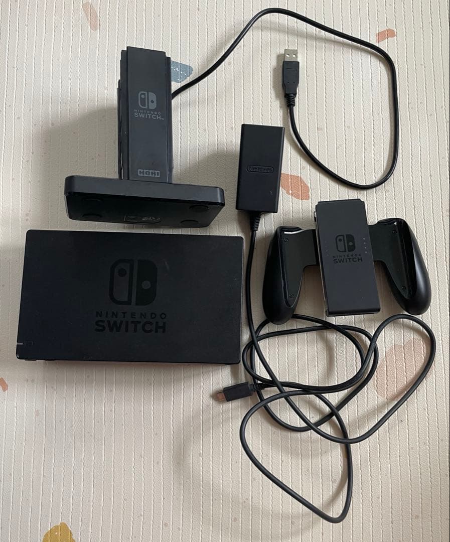 【美品！】NintendoSwitch本体＋おまけ付（追加ジョイコン＋ケース等）