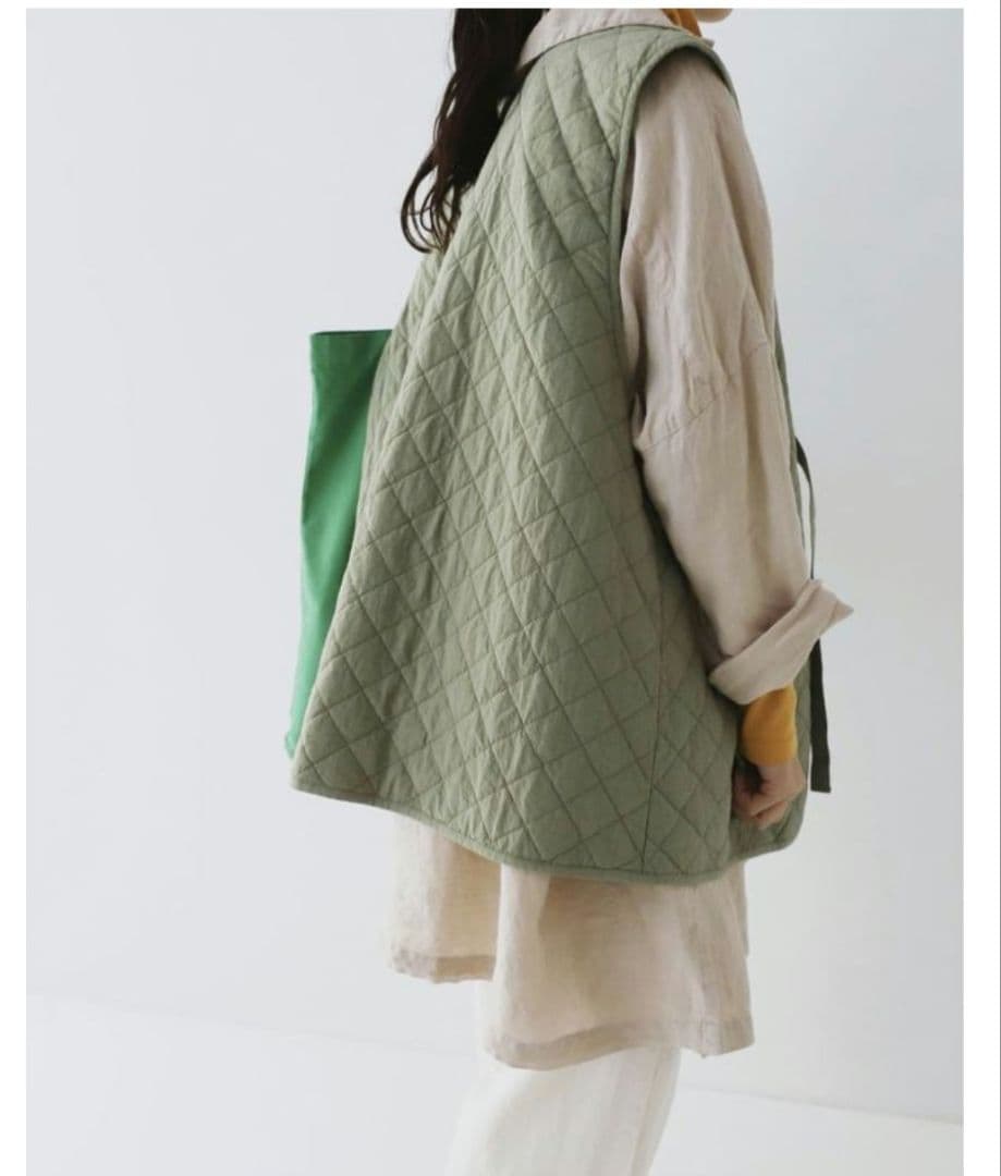 ネストローブ　リバーシブル　キルティングベスト オリーブ