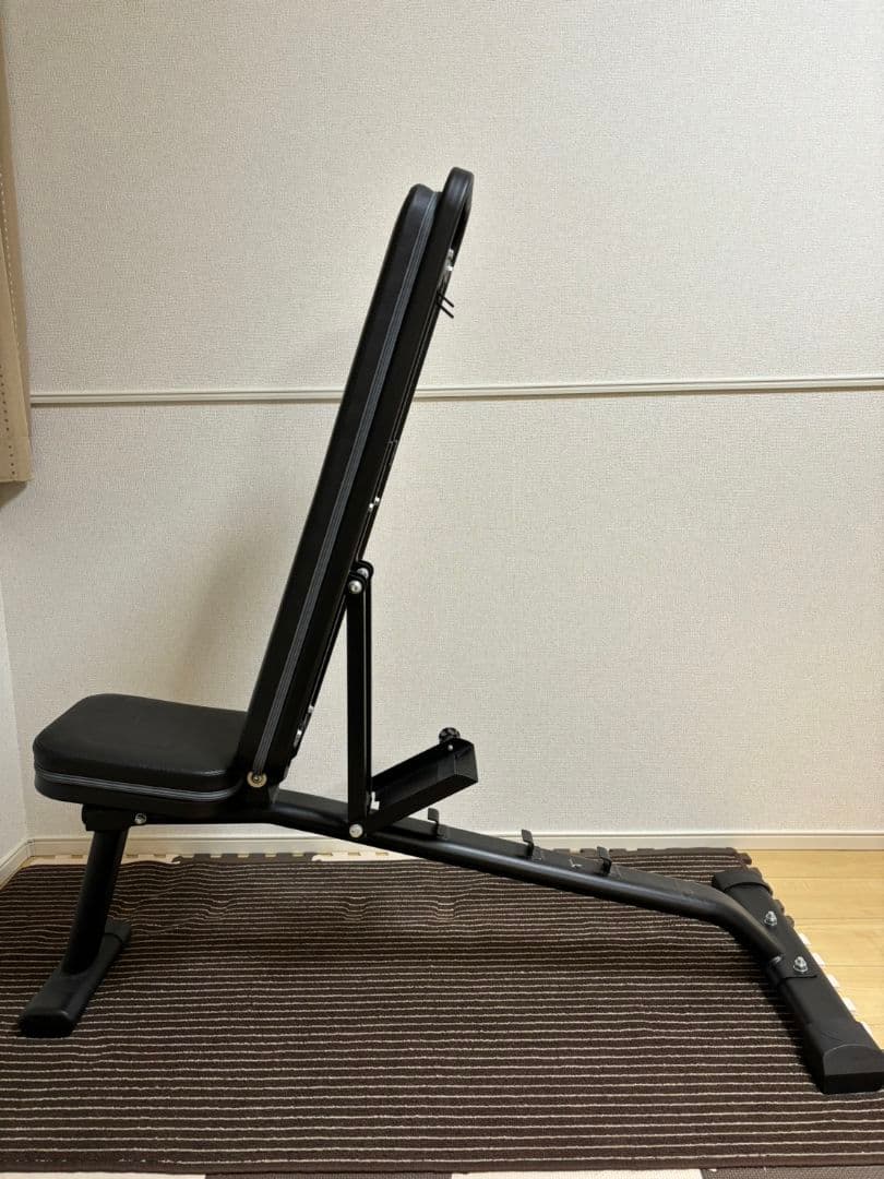 トレーニング用品（ベンチ、ダンベル）