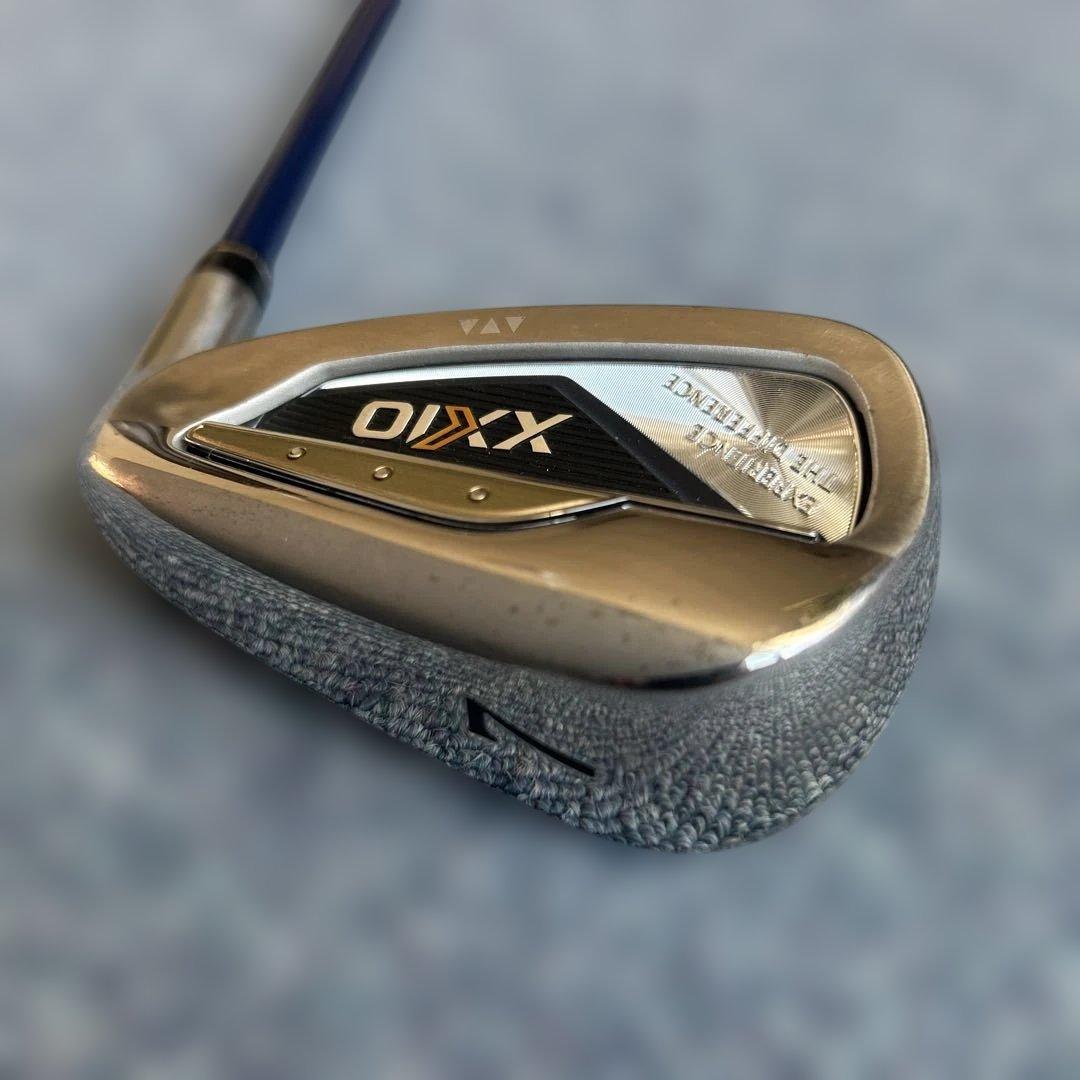 《XXIO》ゼクシオ13 ネイビー 7番アイアン 純正カーボンシャフトSR