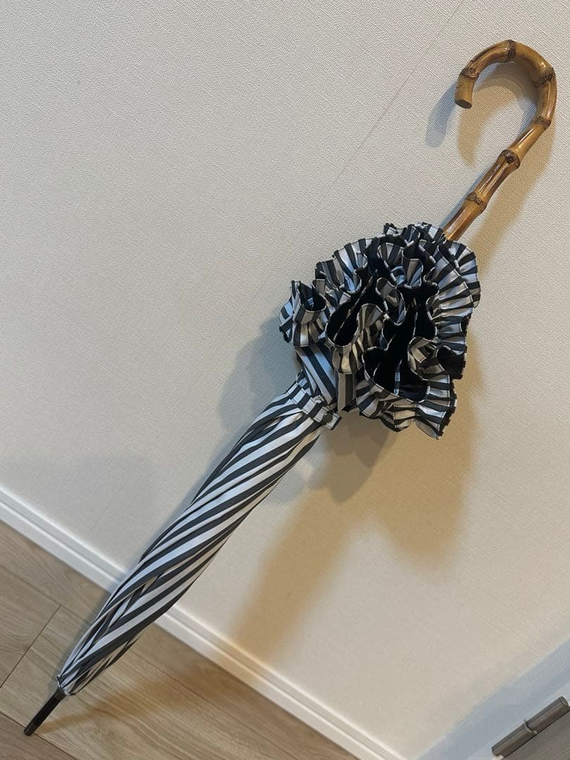 サンバリア　日傘　長傘　Mサイズ フリル 白黒ストライプ バンブー