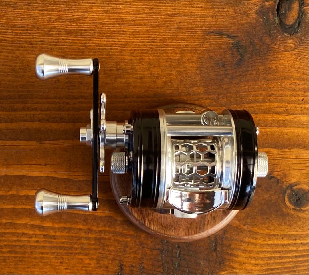 新品未使用　トラウト　ベイトリール　丸型　ブラック×シルバー　渓流 オールド風