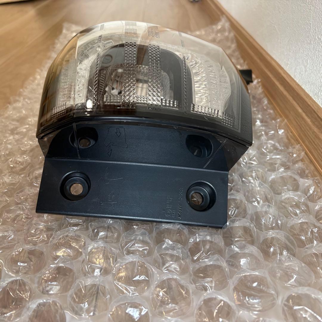 シエンタ　17#系　右外側テールランプ