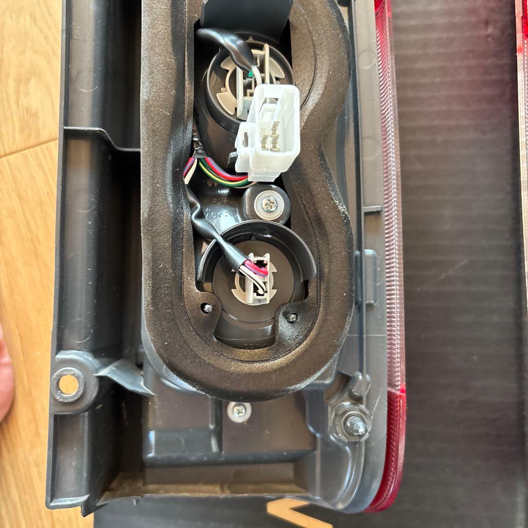 ハイエース7型純正テールランプ左右