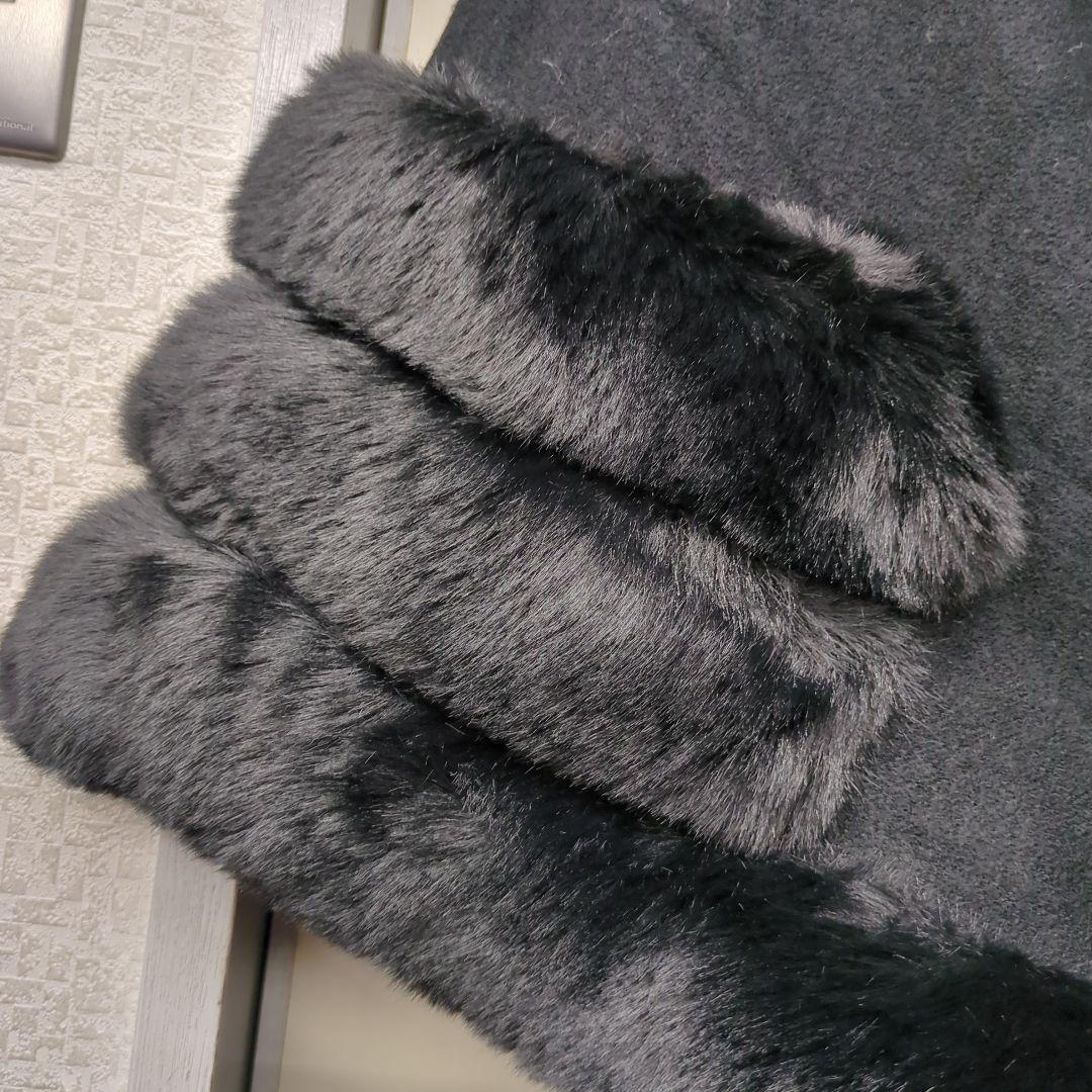 【大人気！！】たっぷりファーのケープマント ブラック フリーサイズ