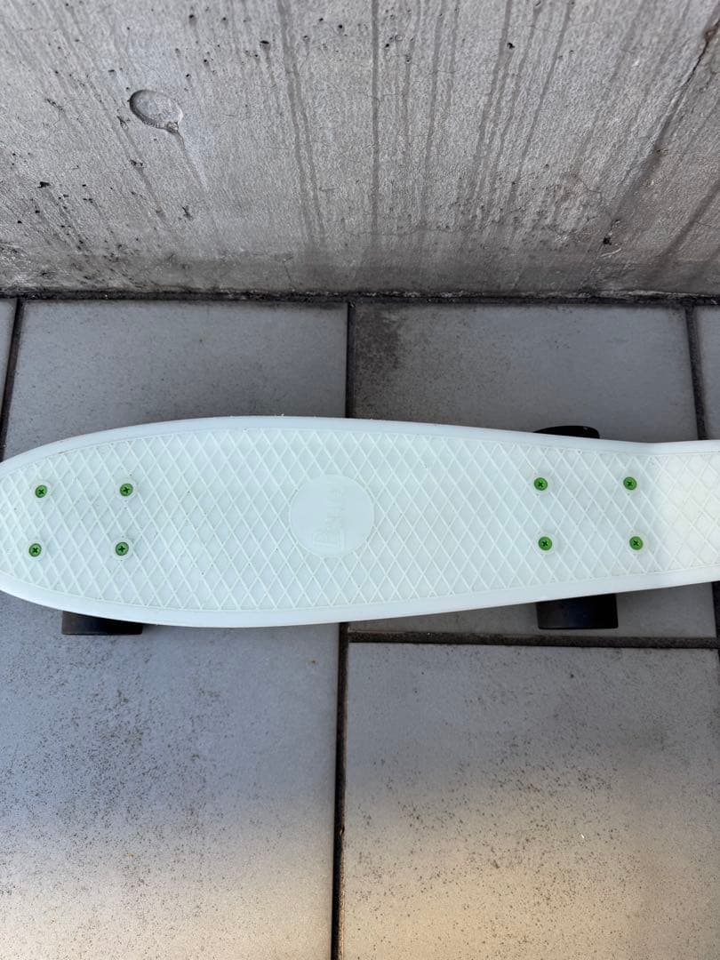 ホワイト プラスチックデッキ スケートボード　PENNY