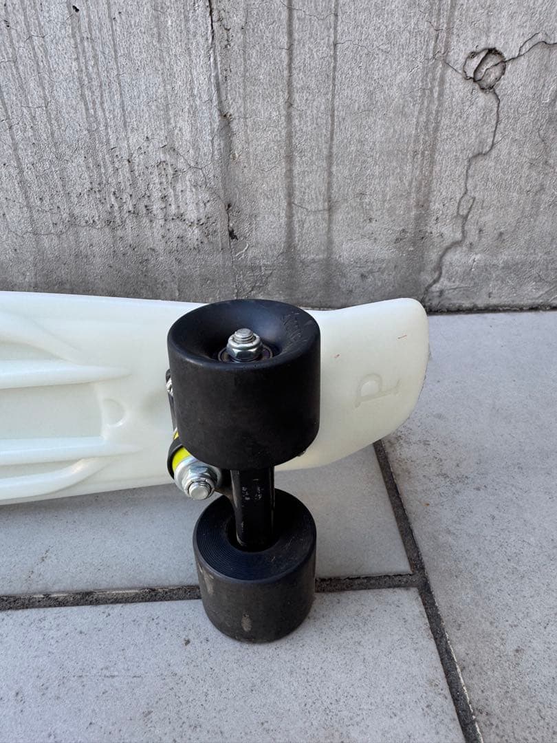 ホワイト プラスチックデッキ スケートボード　PENNY