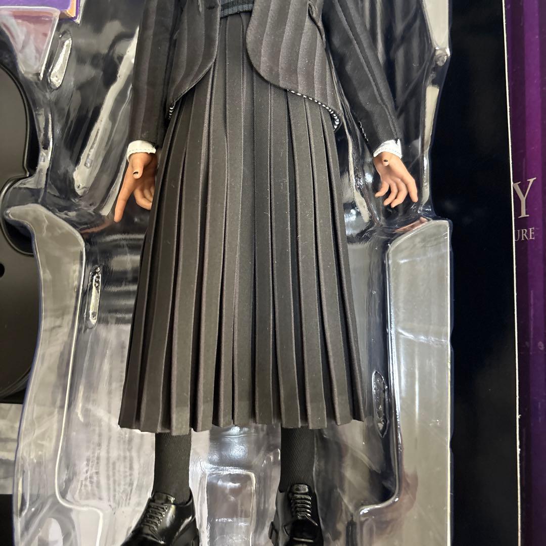 【開封品】ホットトイズ　ウェンズデー　Wednesday 1/6