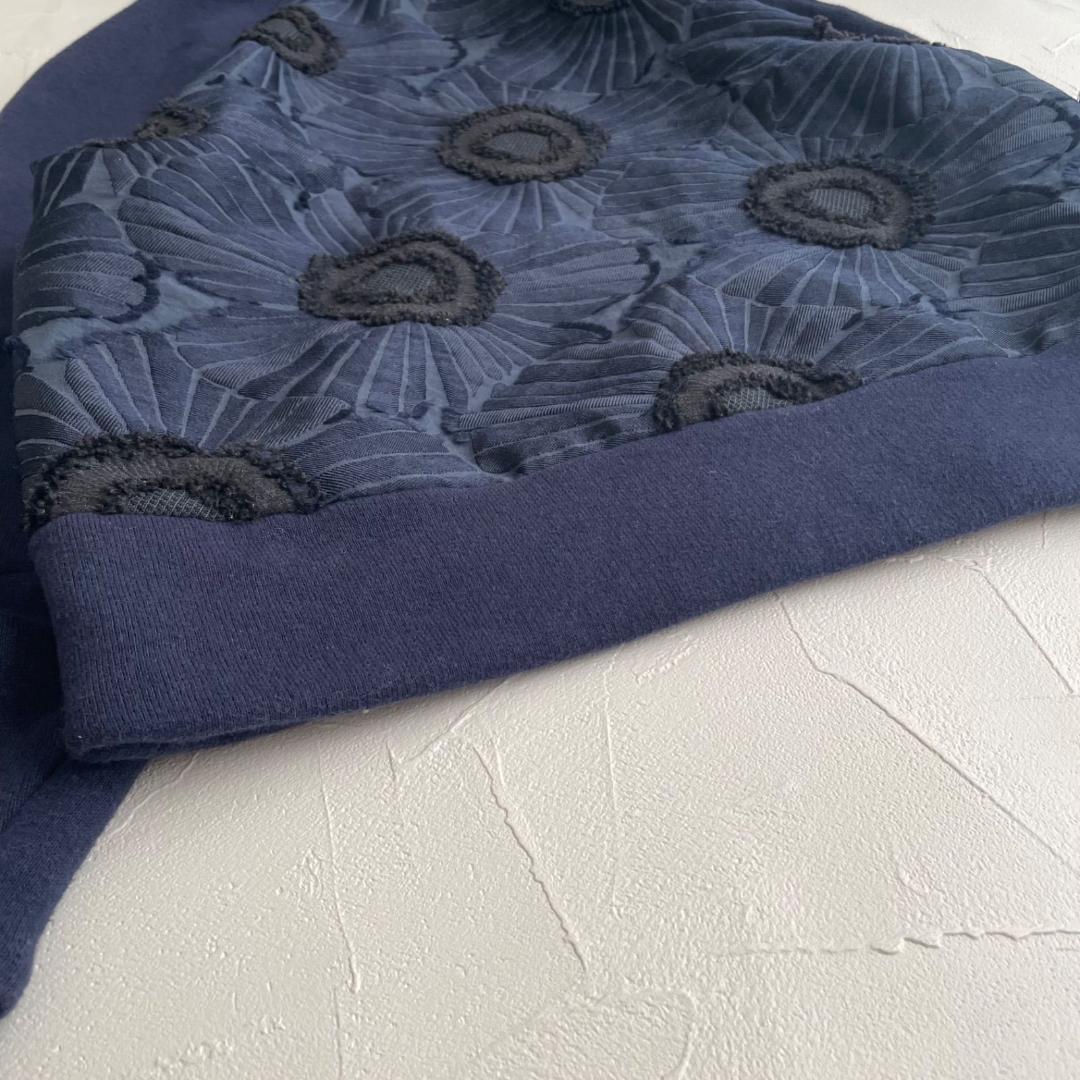 グレースコンチネンタル 立体フラワーモチーフ ジップアップ フードパーカー