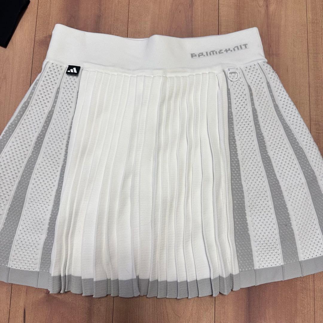 アディダス　クロップド丈トレーナー　ドルマン　プリーツスカート　セットアップ