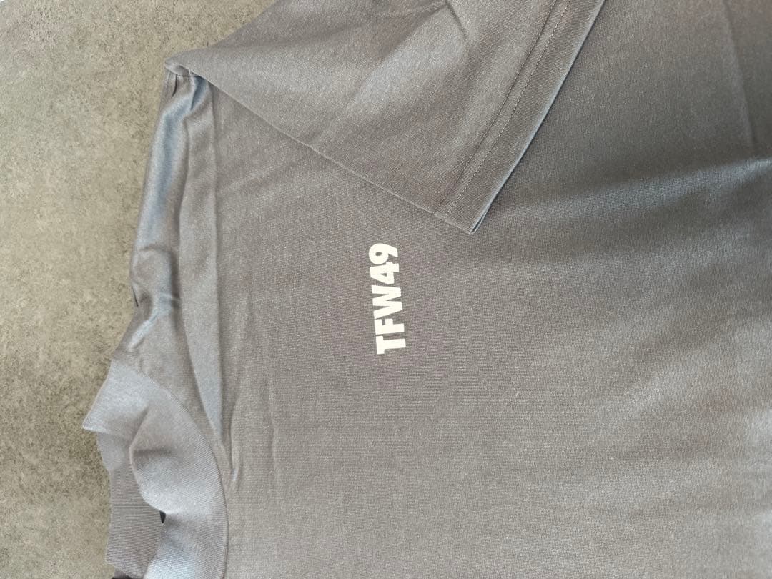 新品TFW49 ダークグレー ハイネックシャツCHARCOAL