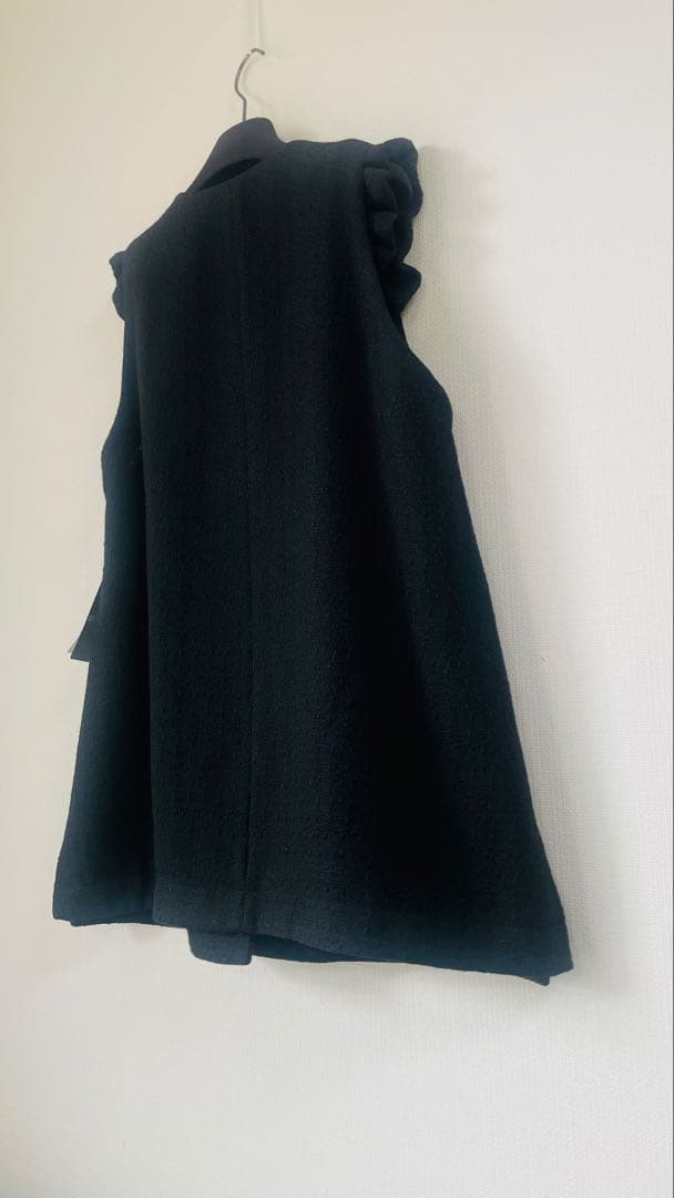 ベスト　ジレ　新品未使用品　タグ付き　フリル付き(取り外し可能) お値引き