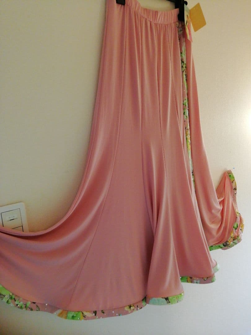 サーモンピンク 、フラワープリント フレアーロングスカート、新品