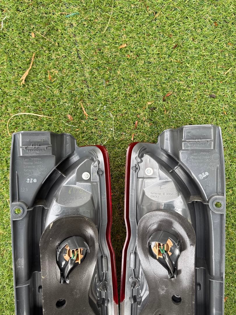 P*D様 トヨタ 200系ハイエース純正テールランプ左右セット