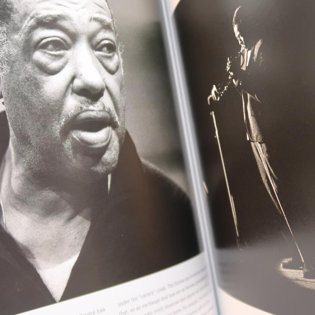 2月限定セール！希少サイン本　洋書　The Unclosed Eye （写真集）