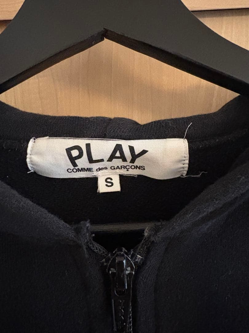 PLAY ブラックジップアップパーカー