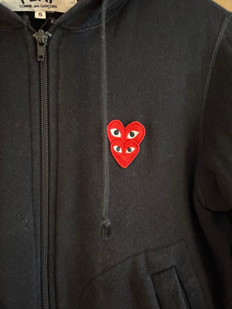 PLAY ブラックジップアップパーカー