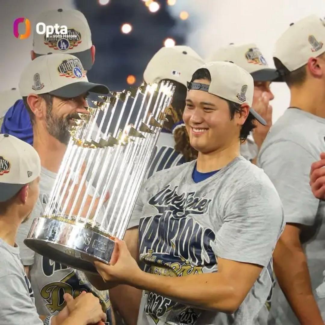 大谷翔平選手　シルバーサインプリントフィギュアボール、TOPPSカード2点セット