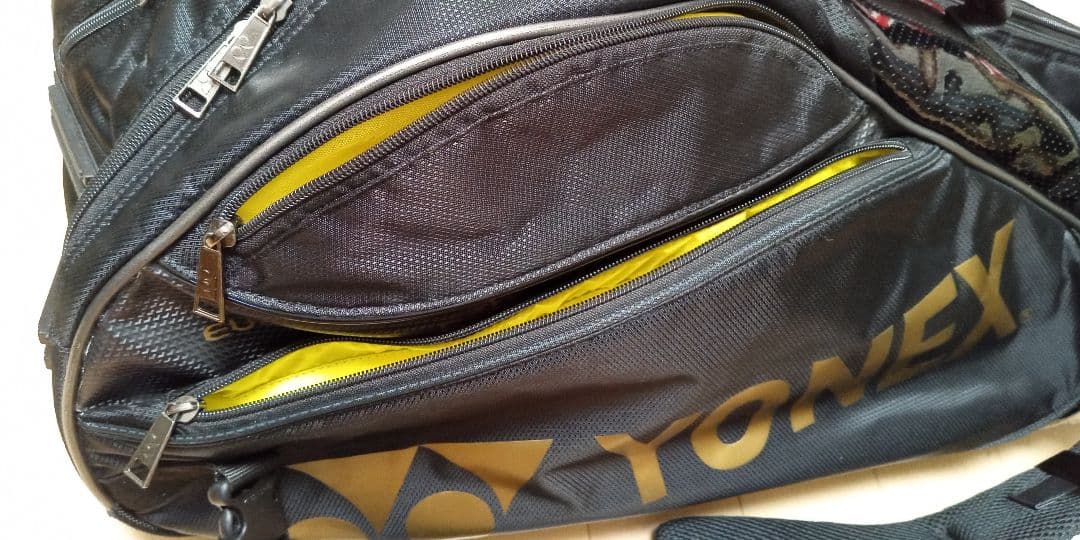 【値下げしました】　YONEX　テニスラケットバッグ （ブラック×金ロゴ）