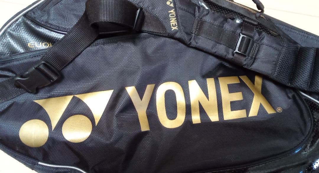 【値下げしました】　YONEX　テニスラケットバッグ （ブラック×金ロゴ）