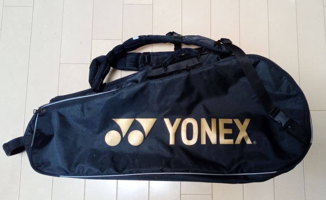 【値下げしました】　YONEX　テニスラケットバッグ （ブラック×金ロゴ）