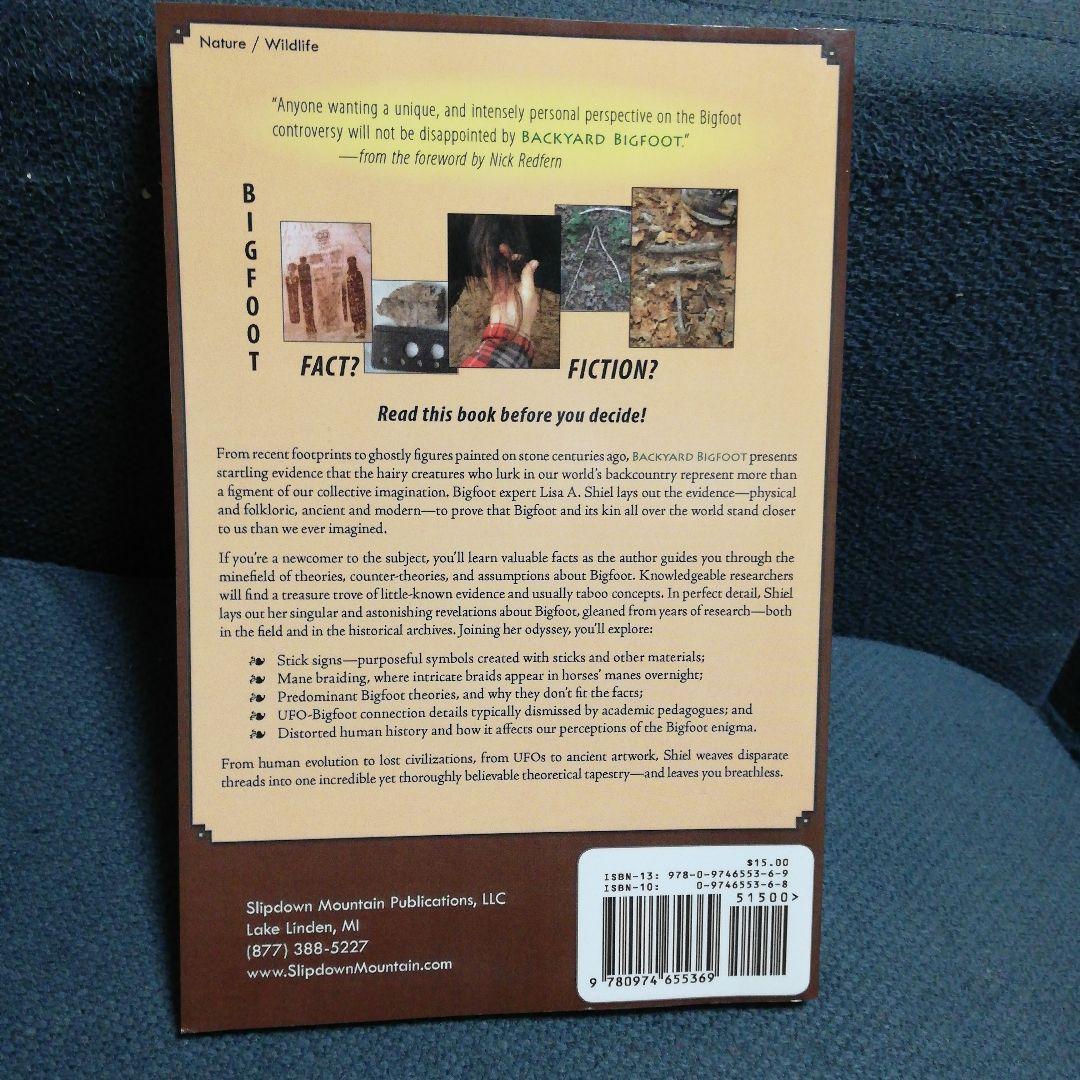 洋書 Backyard Bigfoot by Lisa Shiel