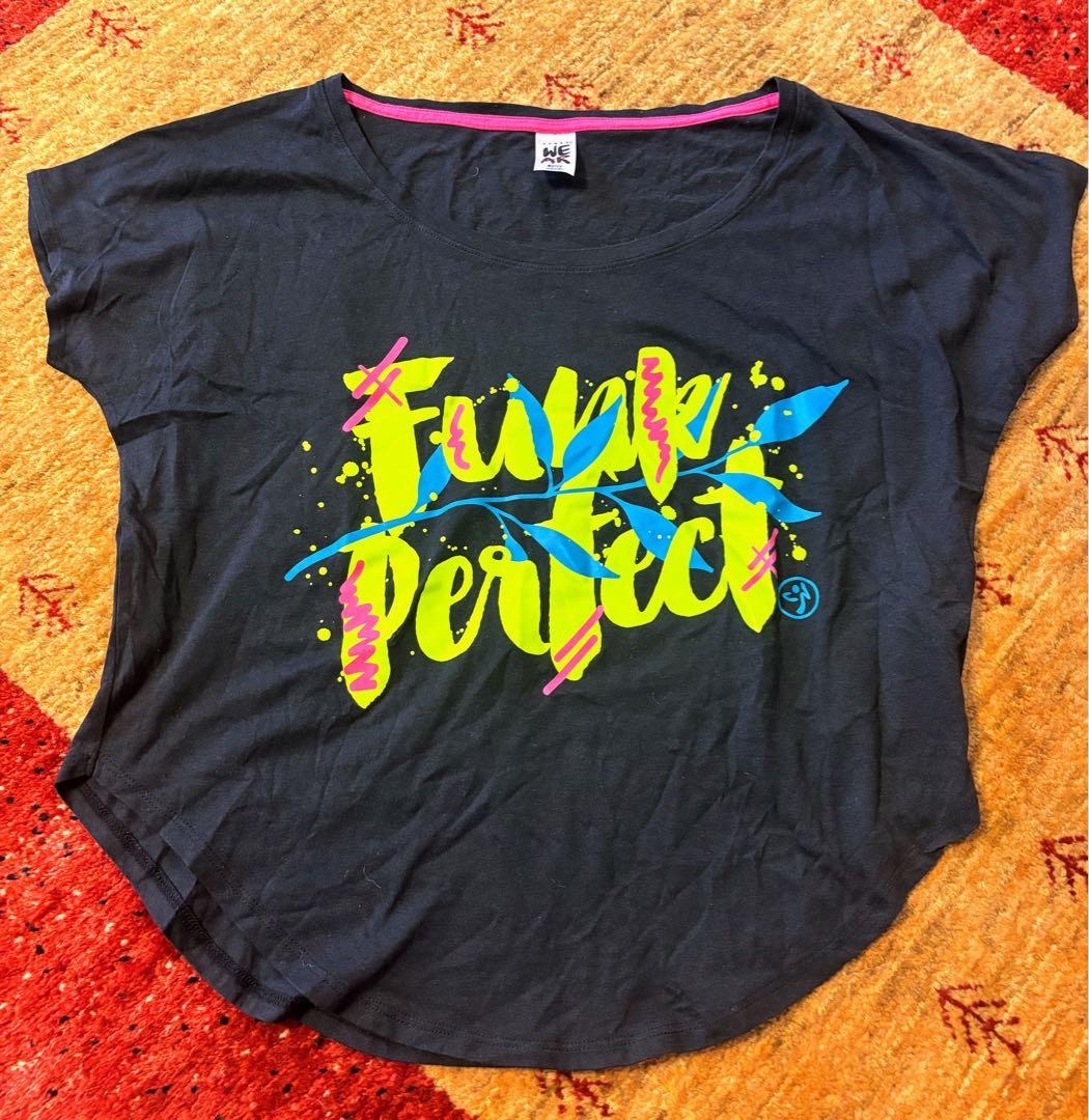 ズンバ パンツ1枚 ＋Tシャツ4枚 ＋ブレスレット2個 ＋缶バッジ2個まとめ売り