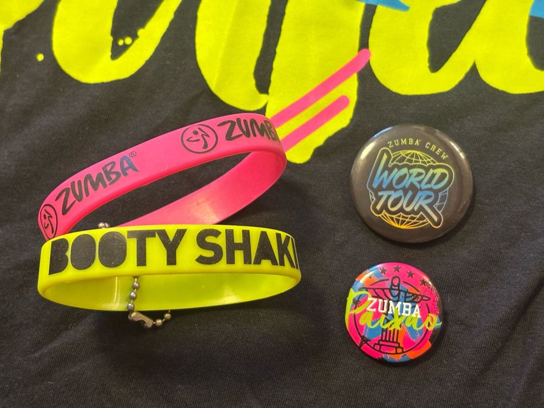 ズンバ パンツ1枚 ＋Tシャツ4枚 ＋ブレスレット2個 ＋缶バッジ2個まとめ売り