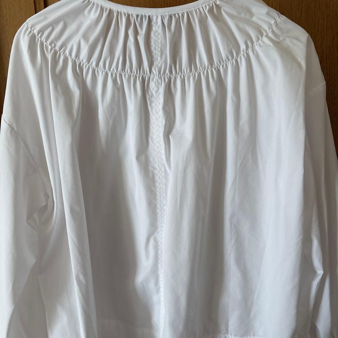 たっぷりギャザーのフレアブラウス