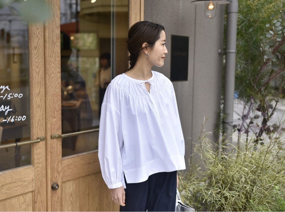 たっぷりギャザーのフレアブラウス