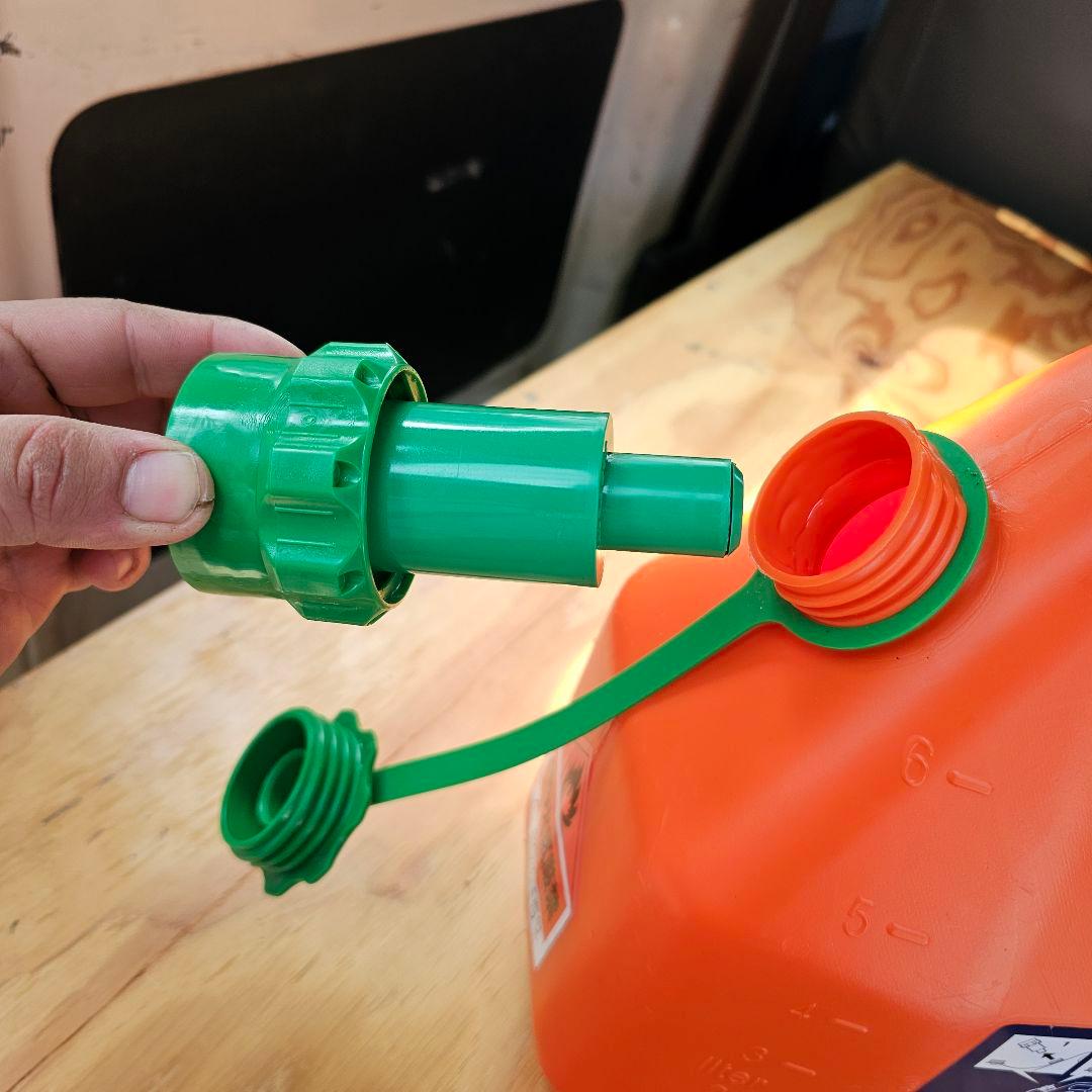 燃料缶　オイル缶　携行缶　ポリ缶　6L　ハスクバーナ　husqvarna